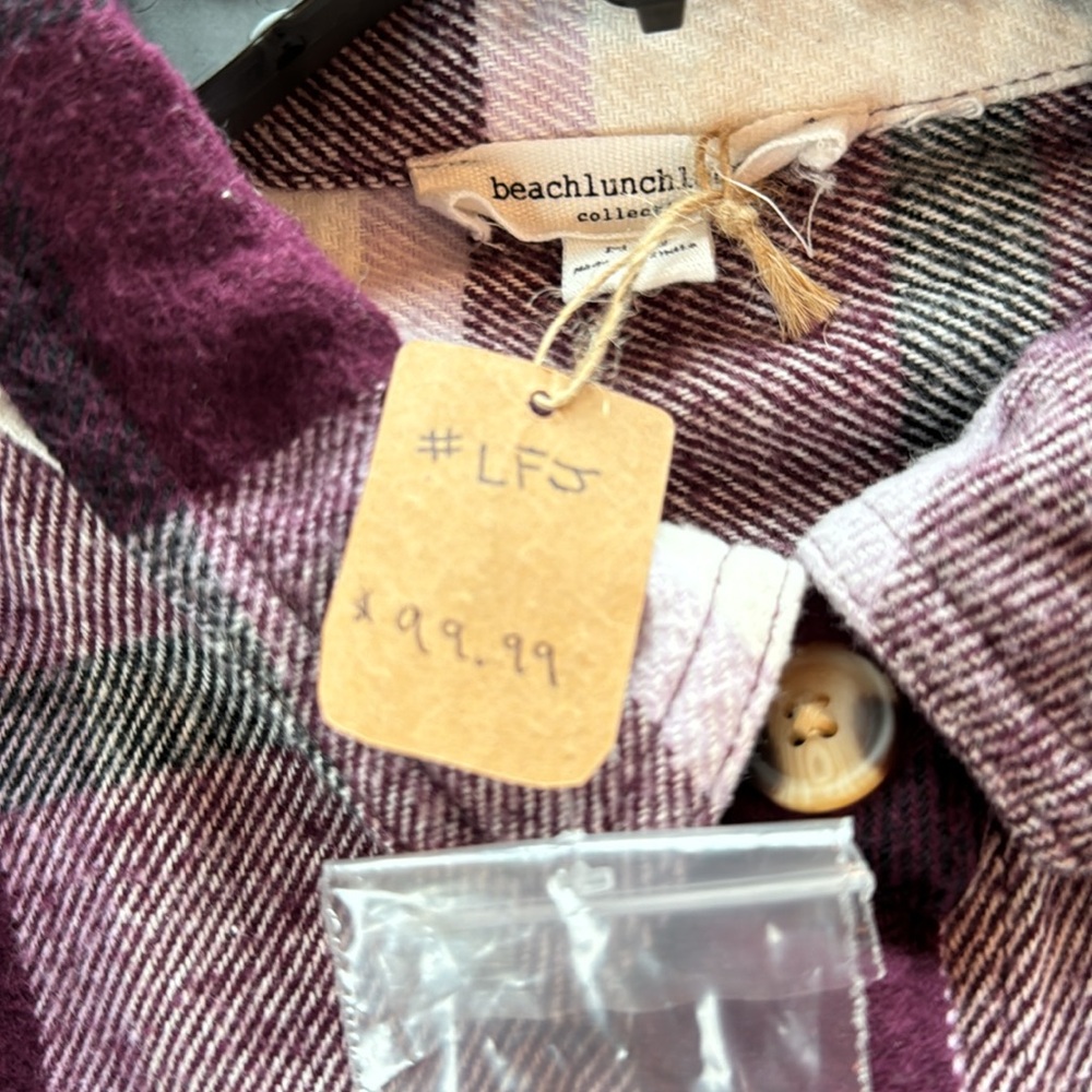 Woman’s Shacket. - Picture 7 of 7